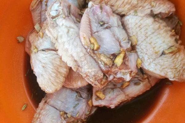 蒜香鸡翅的做法图解1