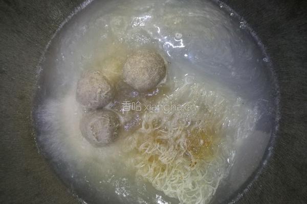 牛肉丸鸡蛋煮米粉的做法图解3