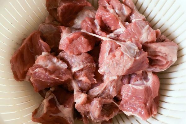 清炖牛肉胡萝卜的做法图解1