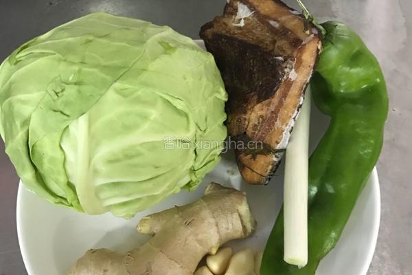 干锅手撕包菜的做法图解1