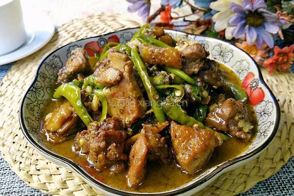 青椒焖鸡块的做法图解1