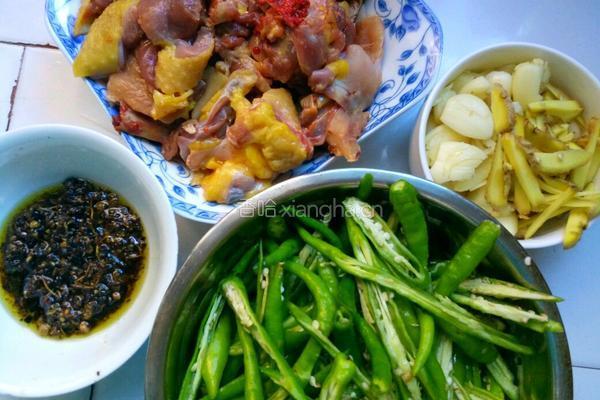 青椒焖鸡块的做法图解2