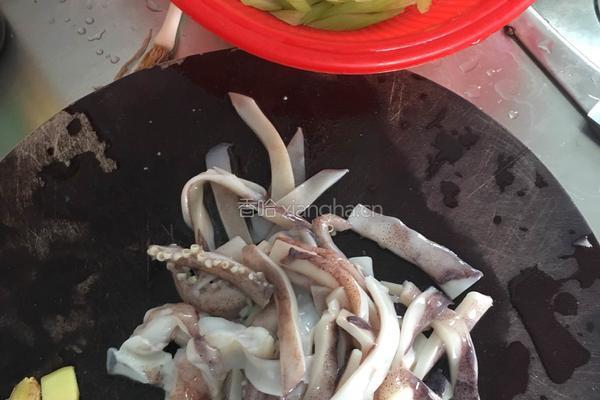 西芹炒墨鱼的做法图解1