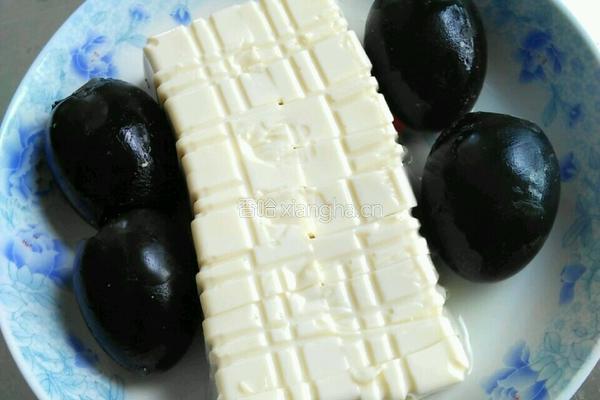 皮蛋豆腐的做法图解2