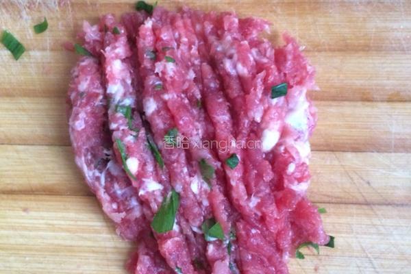 牛肉丸子菠菜汤的做法图解1