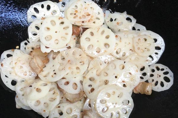 五花肉炒藕片的做法图解5