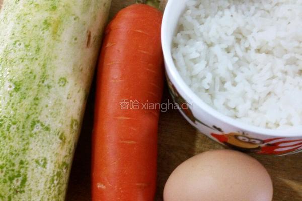 黄瓜胡萝卜蛋炒饭（蔬式蛋炒饭）的做法图解1