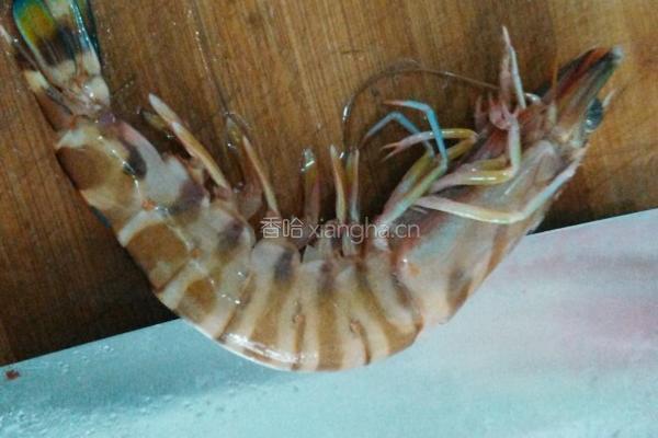 蒜茸蒸开边虾的做法图解2