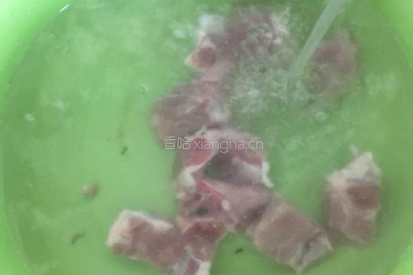 㔫骨莲藕汤的做法图解3