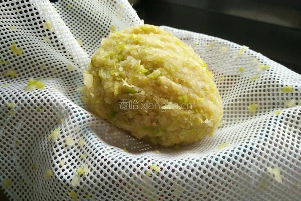虾皮鸡蛋包菜饺子的做法图解7