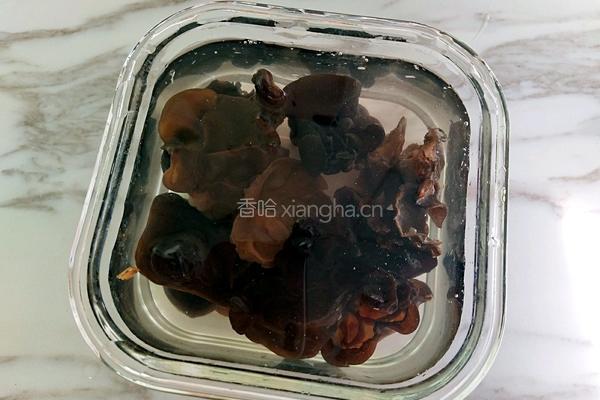 家常木耳烧豆腐的做法图解1