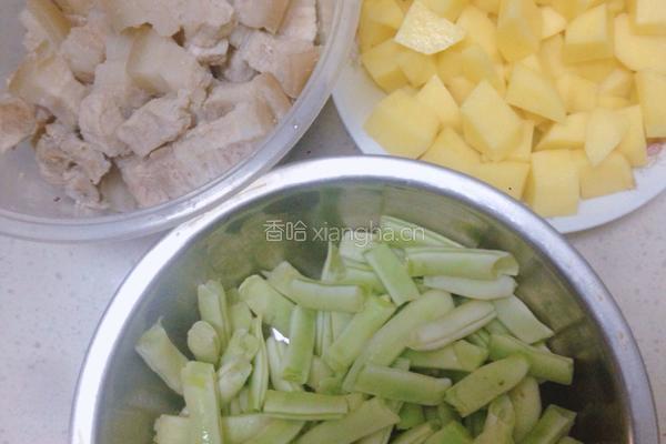 红烧肉炖菜的做法图解1