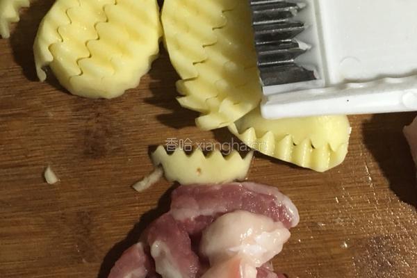 五花肉炒土豆的做法图解1