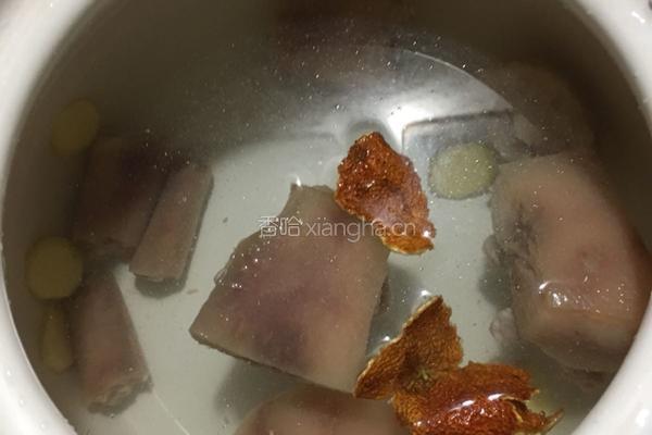 猪尾巴山药胡萝卜汤的做法图解1