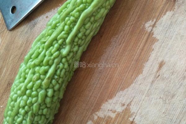 凉拌苦瓜的做法图解1