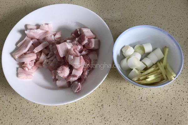五花肉炖紫菜的做法图解1