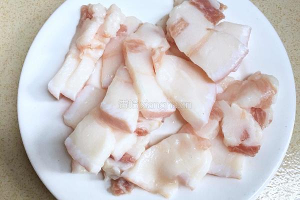 五花肉炒藕尖的做法图解2