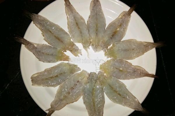 辣味蒜蓉蒸虾的做法图解1