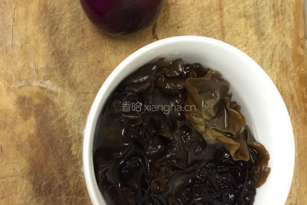 洋葱木耳 中式菜加西餐沙拉的做法图解1