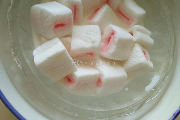 草莓味棉花糖冰激凌的做法图解3