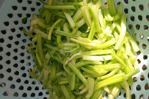 香芹炒肉的做法图解1
