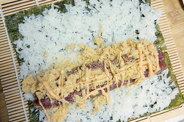 香肠肉松饭团的做法图解4