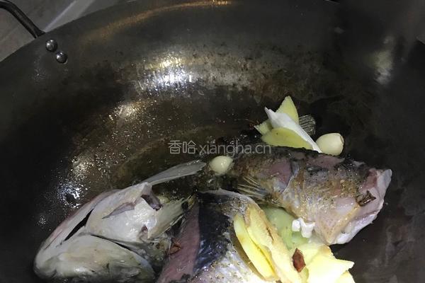 家常炖鱼的做法图解12