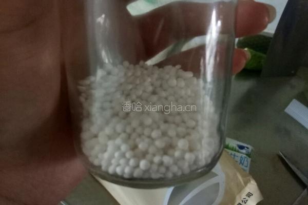 香蕉牛奶蜂蜜西米露的做法图解2