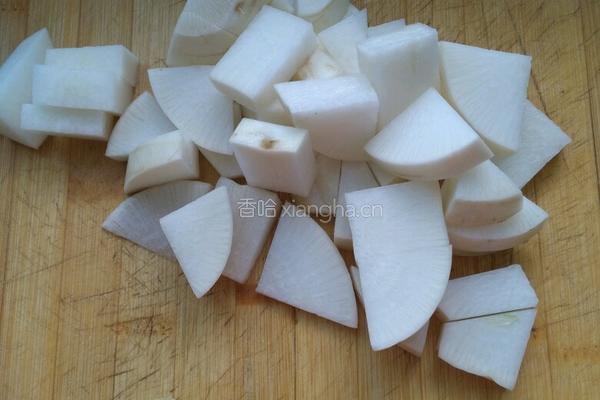 鳕鱼炖萝卜的做法图解1