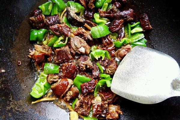 青椒炒腊鸭的做法图解9