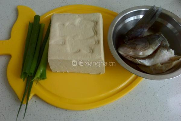 鲈鱼豆腐汤的做法图解1