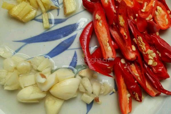 芹菜牛肉的做法图解2