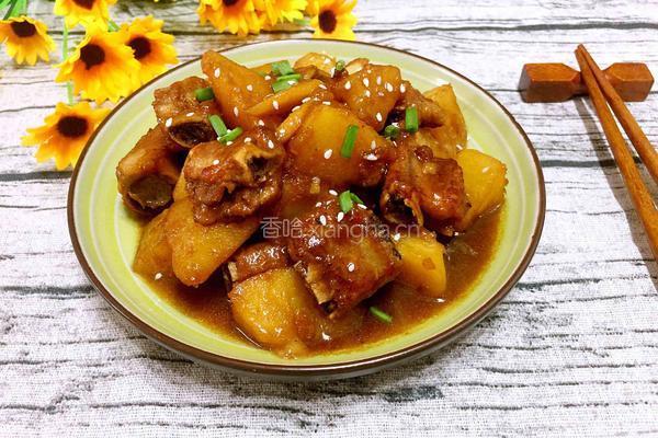 土豆烧排骨的做法图解1
