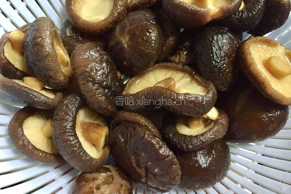 香菇炖排骨汤的做法图解2