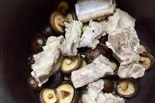 香菇炖排骨汤的做法图解4