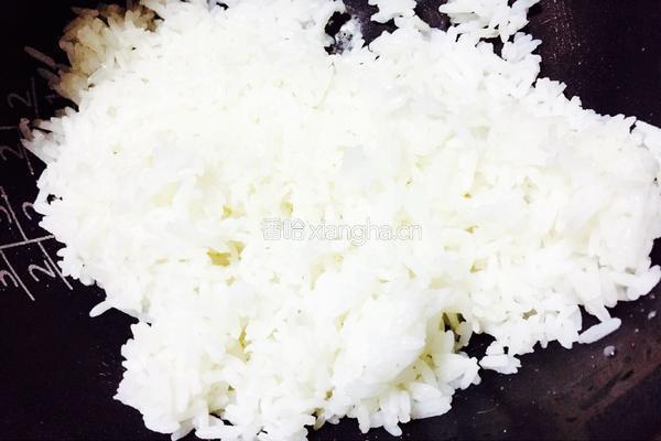 蛤蜊肉腊肠炒饭的做法图解3