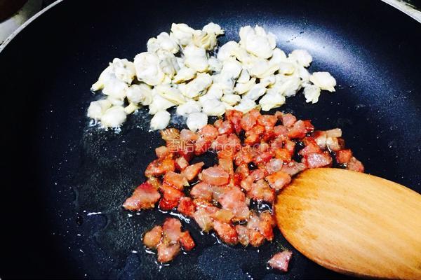 蛤蜊肉腊肠炒饭的做法图解5