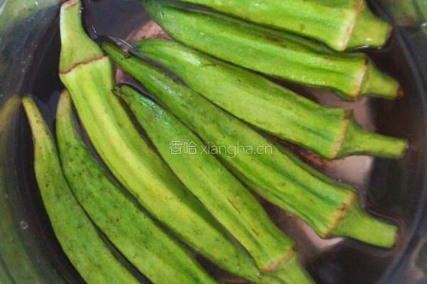 秋葵炒鸡蛋的做法图解1