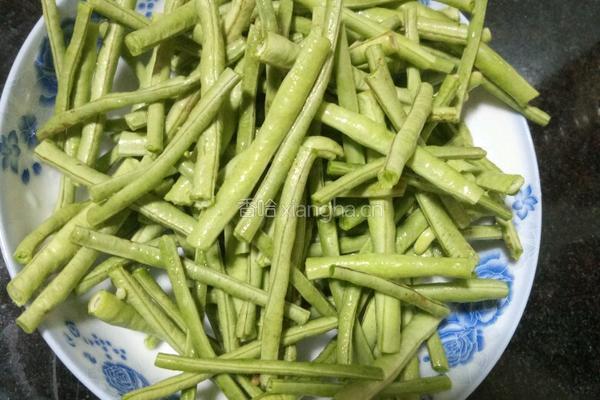 清炒豇豆的做法图解1