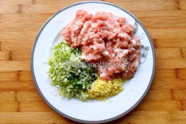 炸莲藕肉丸的做法图解2