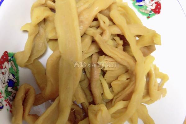 萝卜条炒毛豆的做法图解2