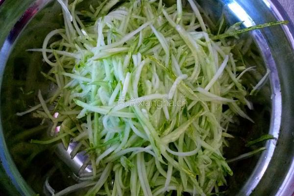 青椒炒黄瓜丝的做法图解3