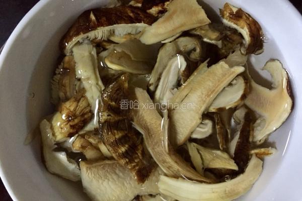 松茸炖鸽子汤的做法图解2