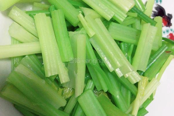 腐竹炒芹菜的做法图解1