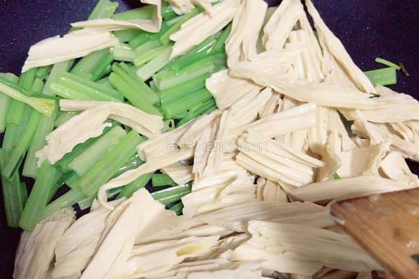腐竹炒芹菜的做法图解3