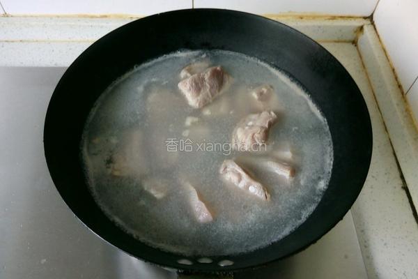 胡萝卜玉米排骨汤的做法图解4