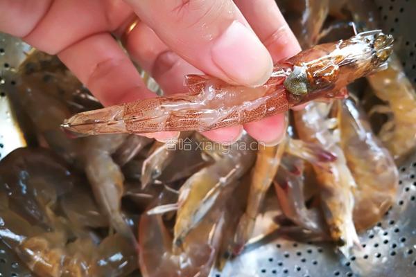 开背吮指茄汁大虾的做法图解3