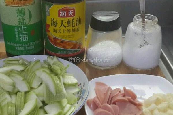 角瓜炒火腿肠的做法图解2