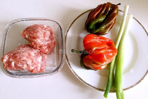 猪肉青椒馅饺子的做法图解3