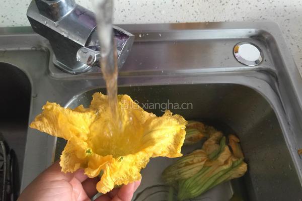 南瓜花酿肉的做法图解1